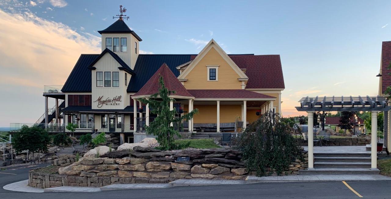 Magnetic Hill Winery Hotel Moncton Bagian luar foto